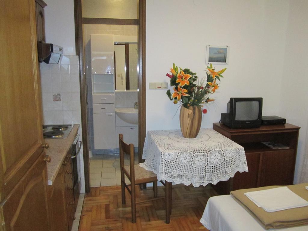 Apartments Antonia Malinska Ruang foto