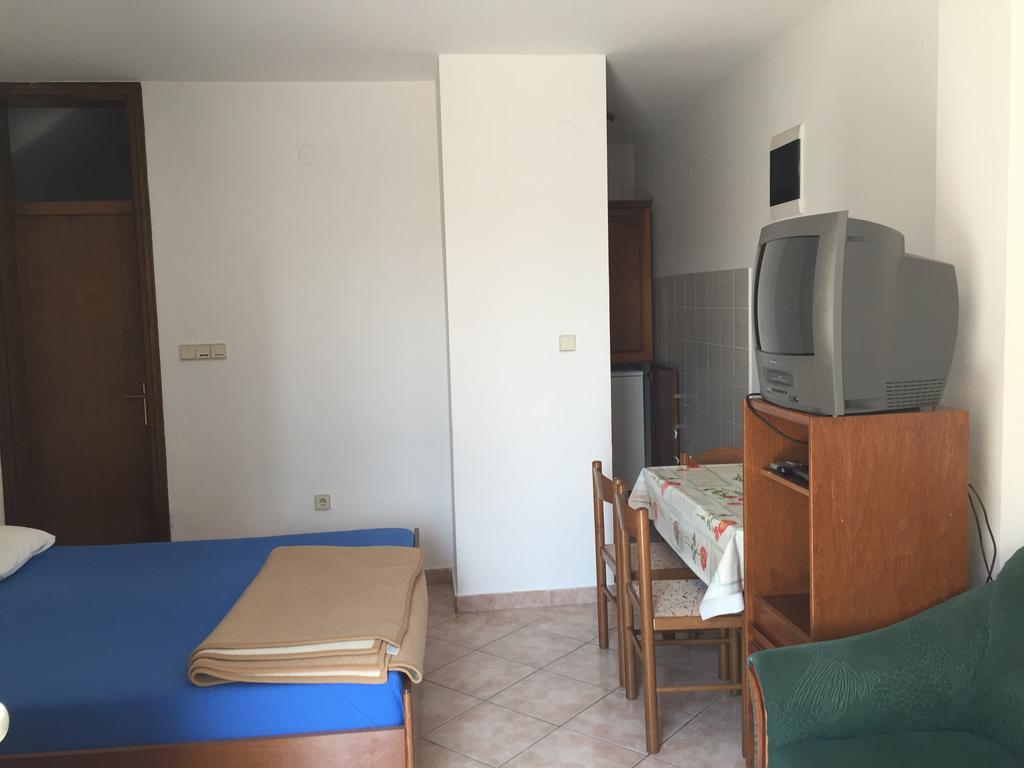 Apartments Antonia Malinska Bagian luar foto