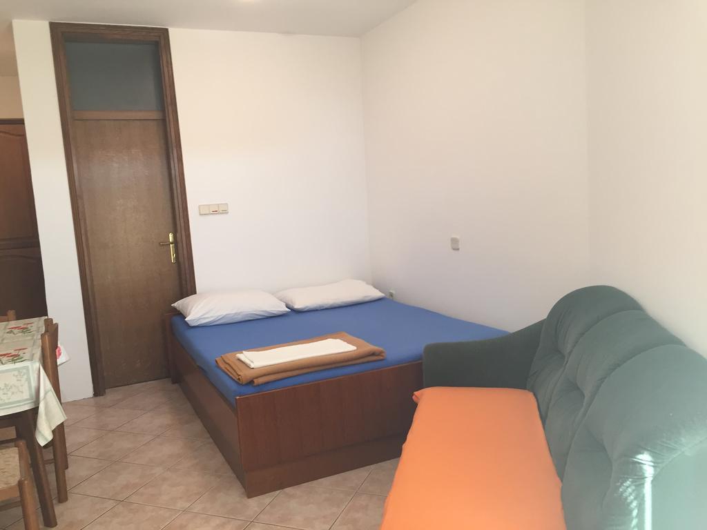 Apartments Antonia Malinska Bagian luar foto