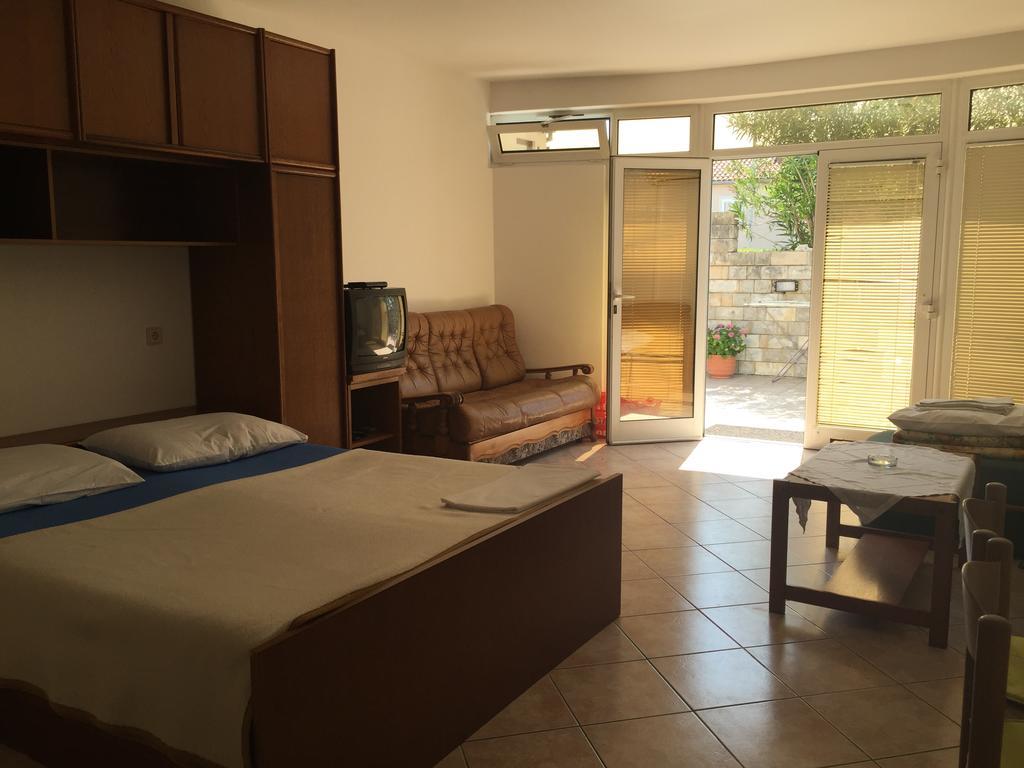 Apartments Antonia Malinska Bagian luar foto