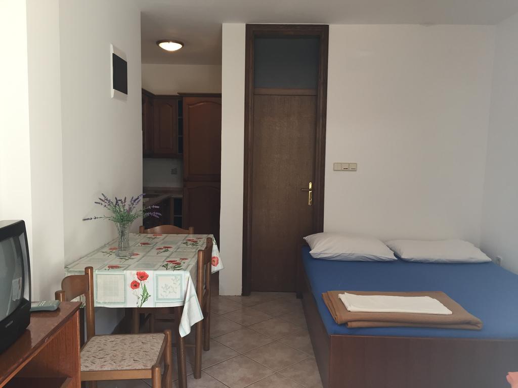 Apartments Antonia Malinska Bagian luar foto