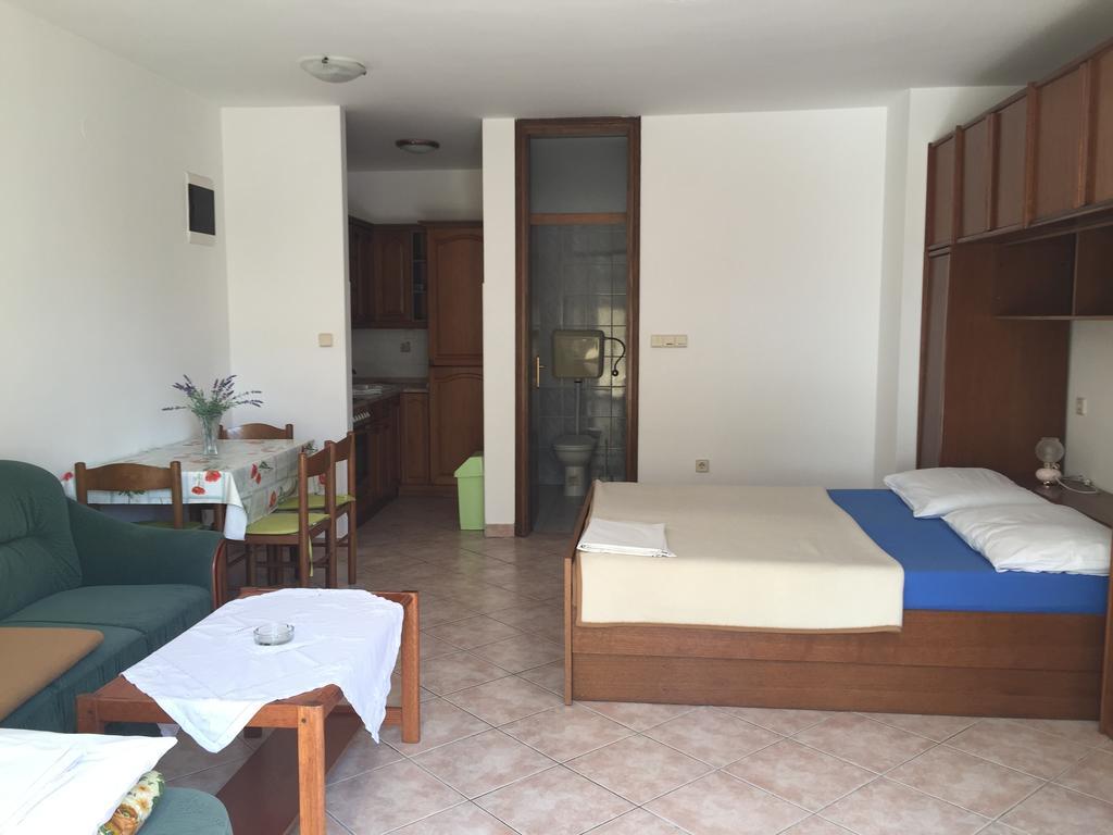 Apartments Antonia Malinska Bagian luar foto